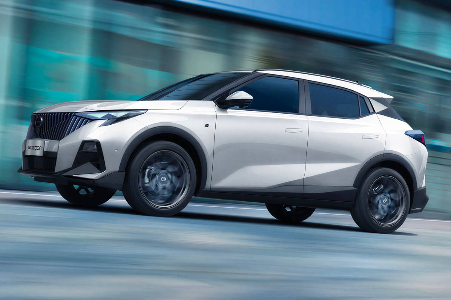 Samochód GAC EMZOOM benzynowy SUV z silnikiem 1.5T w trakcie jazdy w mieście - ekran 14,6 cala i nowoczesne wnętrze